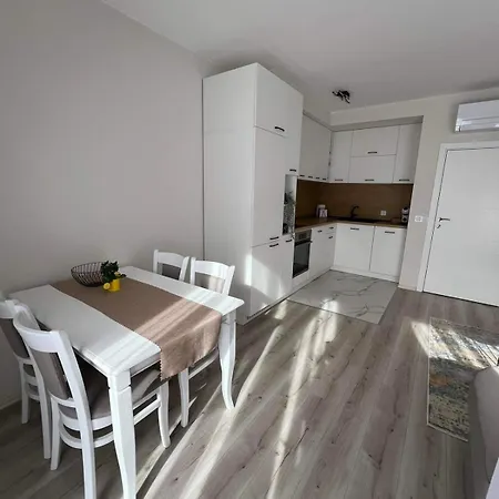 Harmony Apartment- 4 People- New Modern Flat-by The Sea