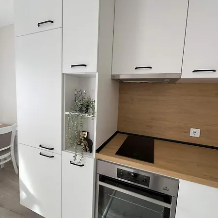 Harmony Apartment- 4 People- New Modern Flat-by The Sea וארנה