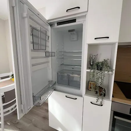 Harmony Apartment- 4 People- New Modern Flat-by The Sea דירה וארנה