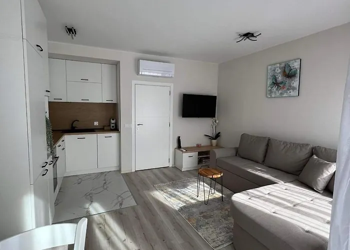 Harmony Apartment- 4 People- New Modern Flat-by The Sea Apartment